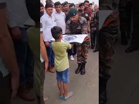 शहीद फौजी के बेटे को सम्मान के साथ तिरंगा  #shahid #foji #bhai #army #armylover #shorts #viral