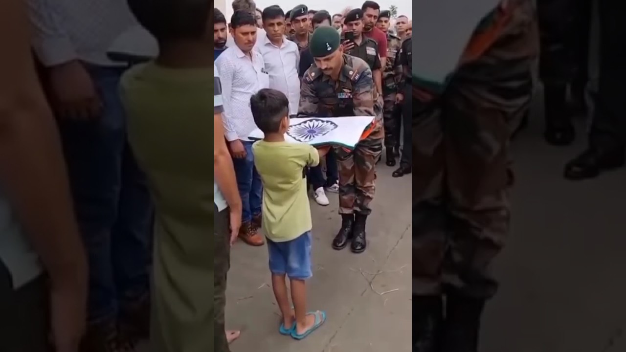 शहीद फौजी के बेटे को सम्मानित तिरंगा 🇮🇳