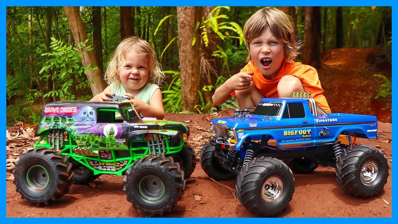 RC Monster Trucks Showdown: Bigfoot vs Grave Digger 🚗
