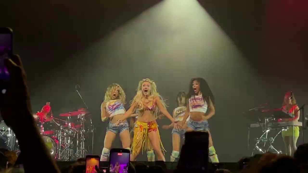 Zara Larsson Performs 'Pretty Ugly' Live in Oakland 🎤