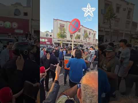 معندكمش الحق تعتقلوني .. مشادات بين محتج ورجال الامن بمدينة انزكان