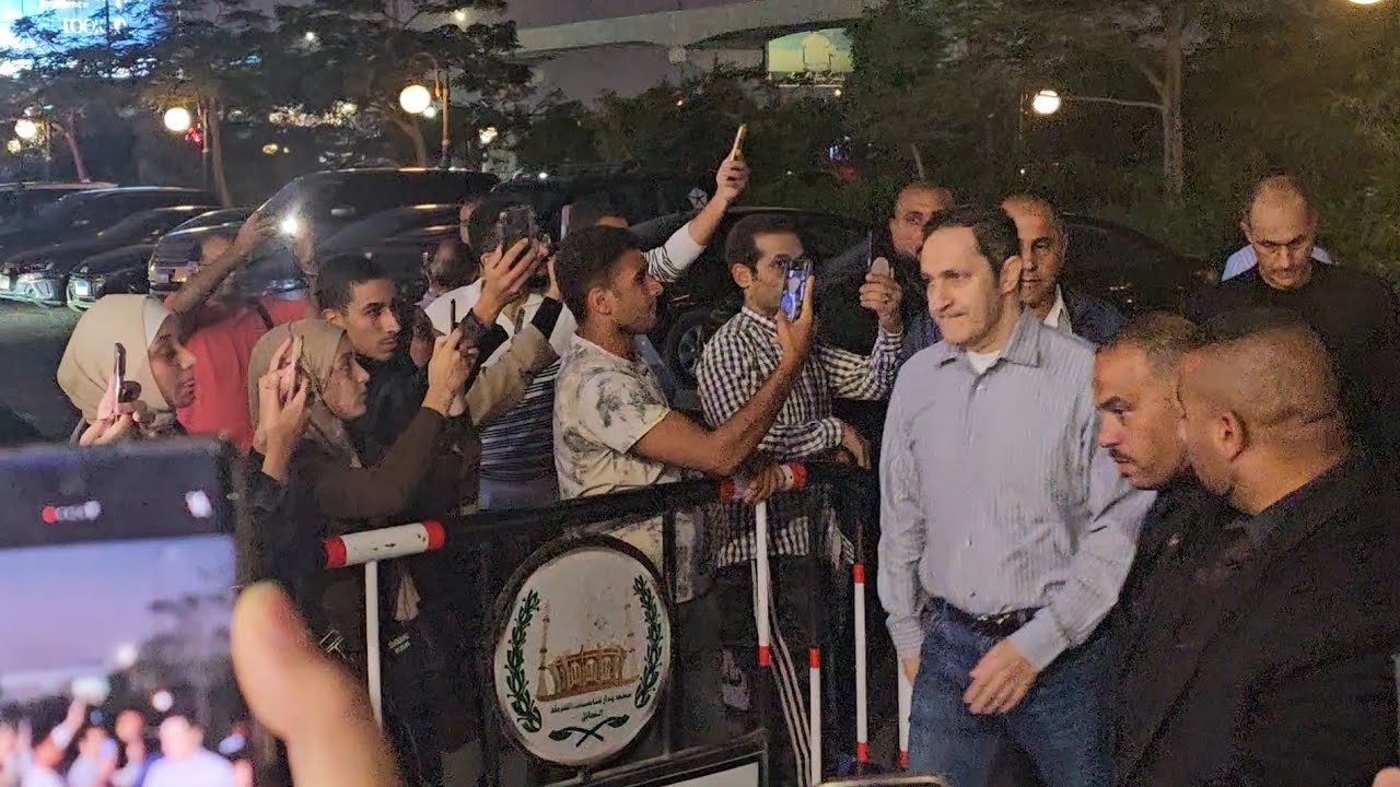 وصول جمال وعلاء مبارك لعزاء والد محمد رمضان