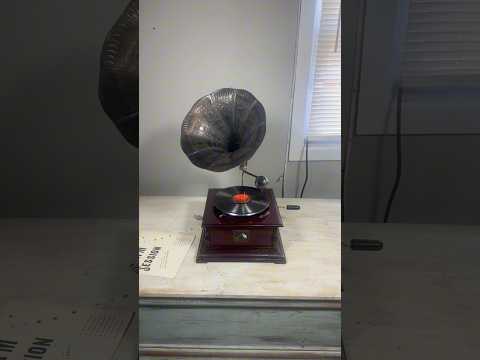 The 1800’s must’ve been crazy cuz I can’t even imagine using this for my favorite songs #gramophone