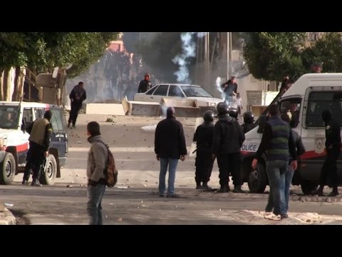 Tunisian police clash with protesters in Kasserine