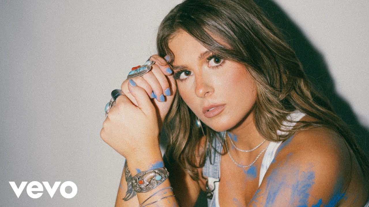 Ella Langley's 'Paint The Town Blue' Visualizer 🎨