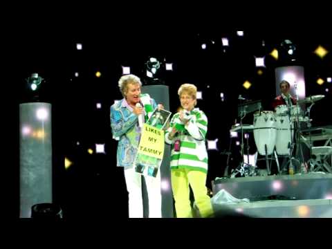 Rod Stewart Performs 'You're in My Heart' in Vegas 🎤