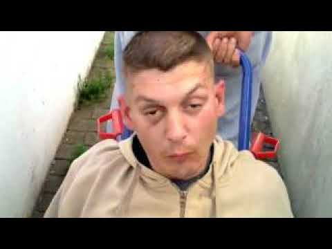 John Borno sucht coole Beats 🎶