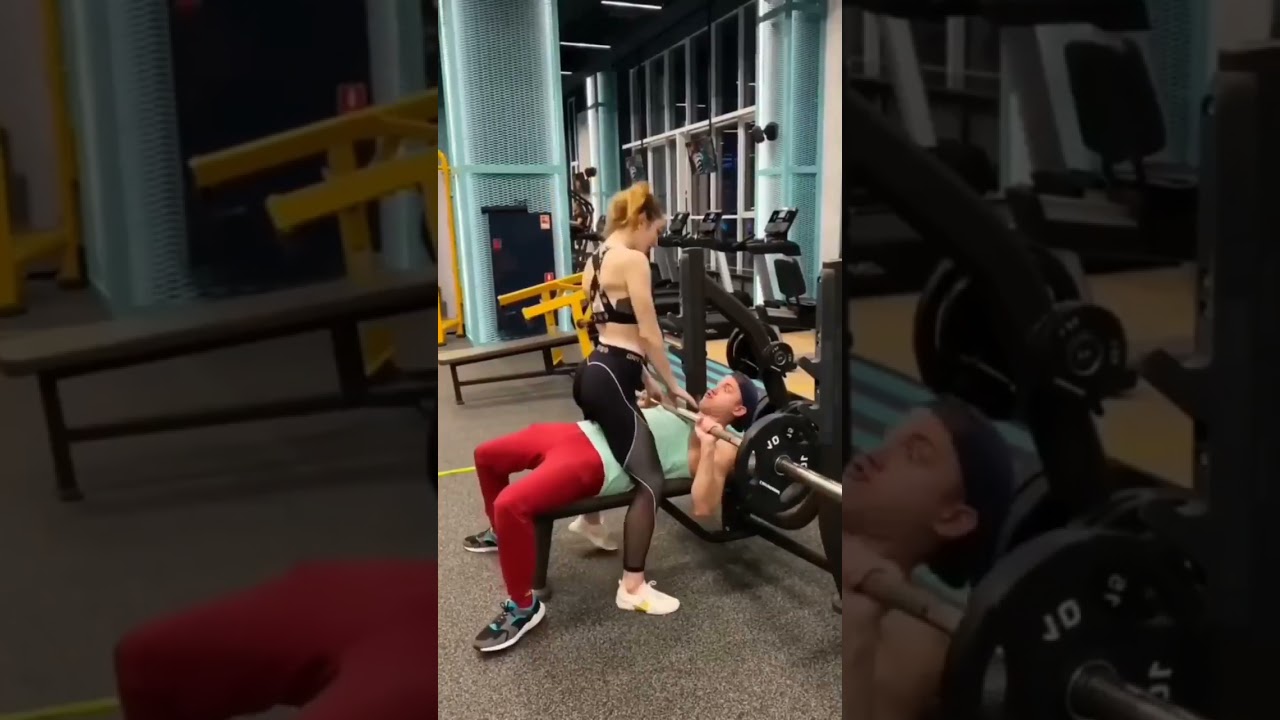 شاب يثير الجدل بحركته الصايعة في الشارع 🚶‍♂️