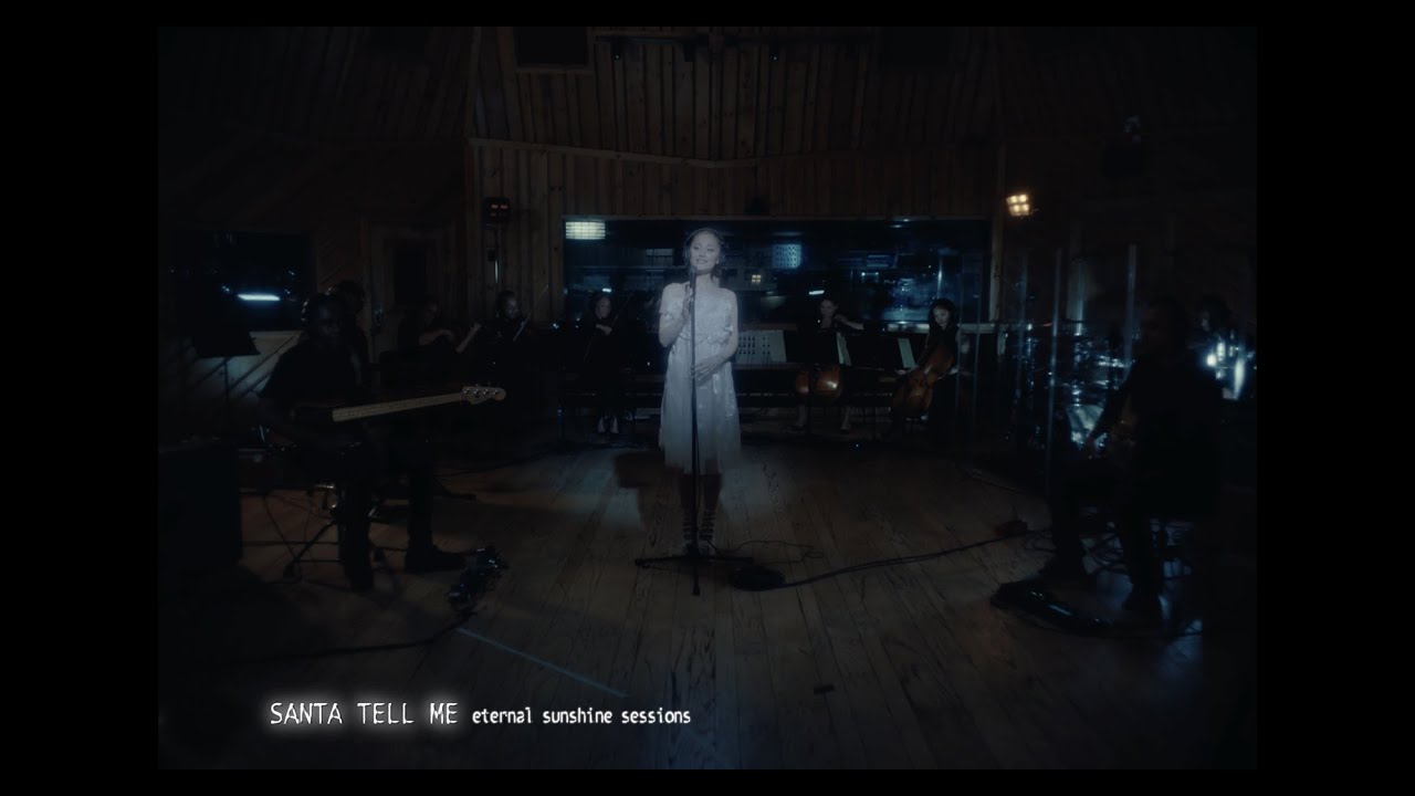 Ariana Grande's Stunning Live Performance of 'Santa Tell Me' 🎶