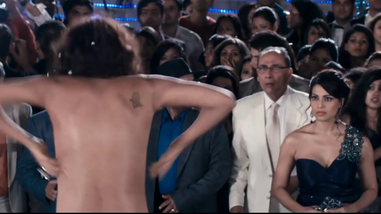 बिपाशा बासु ने ब्लैक मैजिक से ईशा गुप्ता के कपड़े उतारे 😱