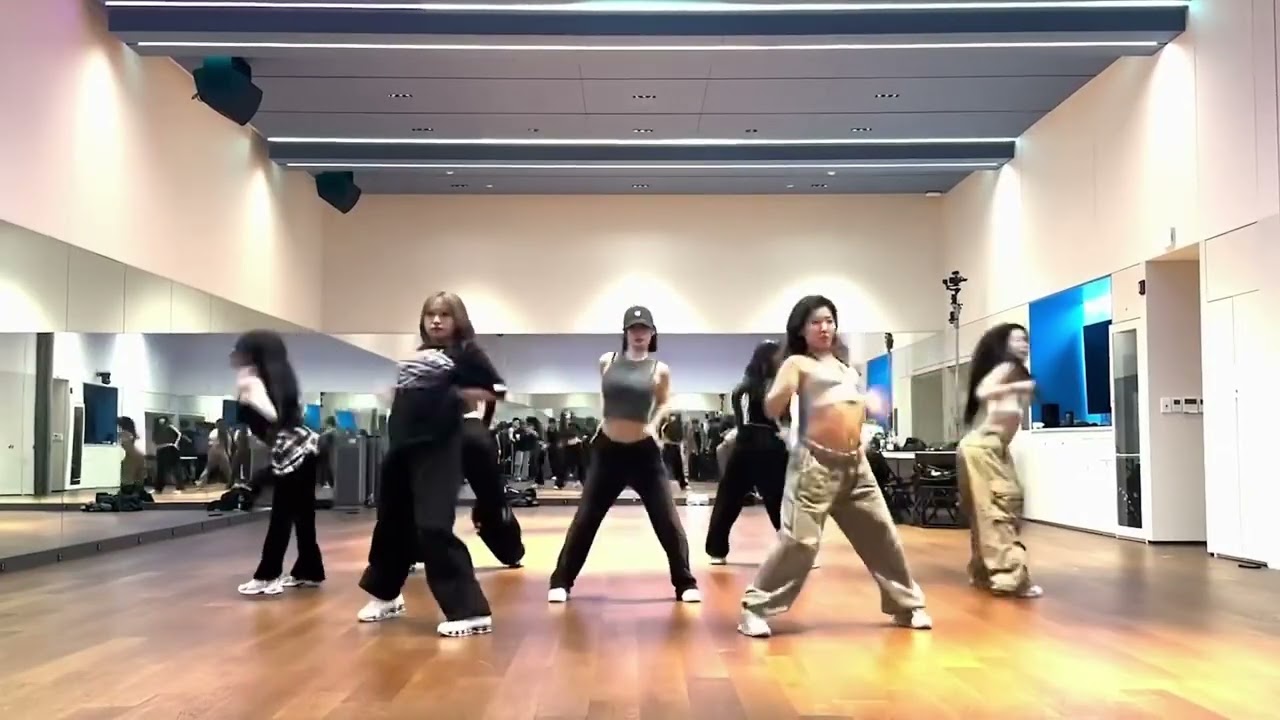 MOMO's 'Moonlight Sunrise' Dance Practice 🎶