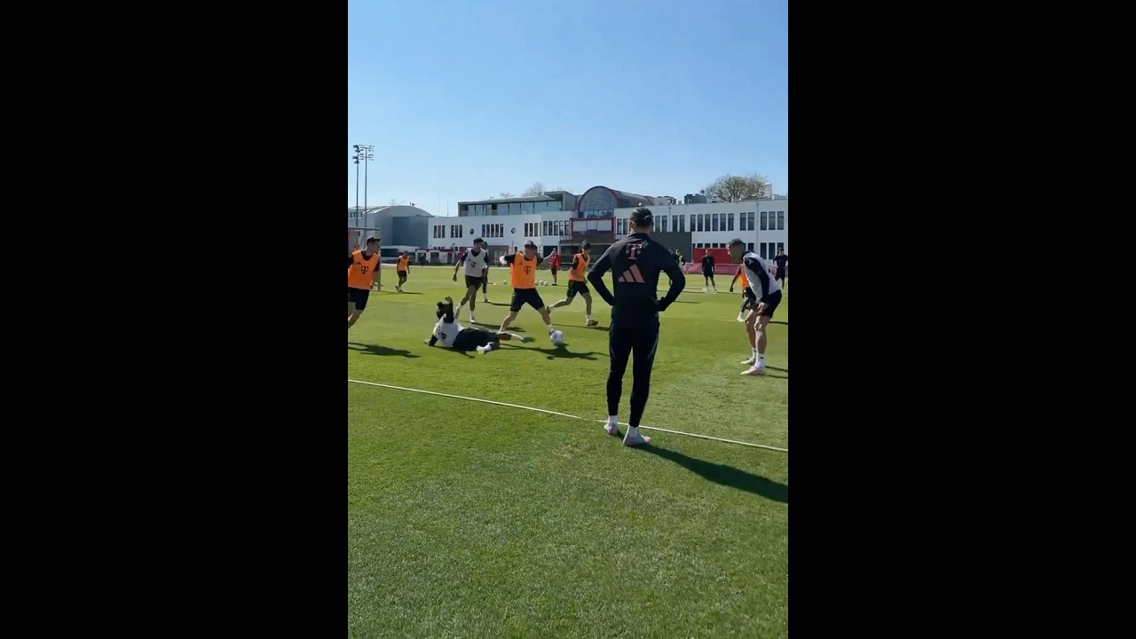 Lennart Karl Dribbles in Bayern Training ⚽