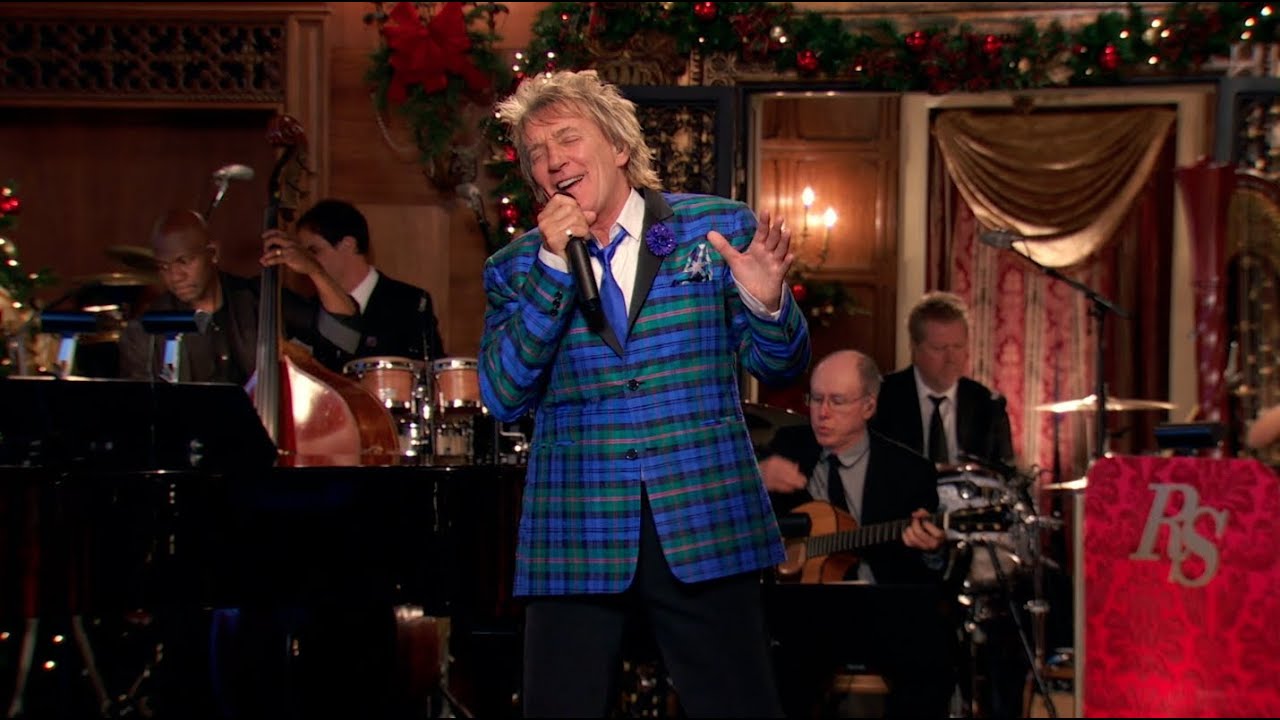 Rod Stewart Performs 'Let It Snow!' 🎄