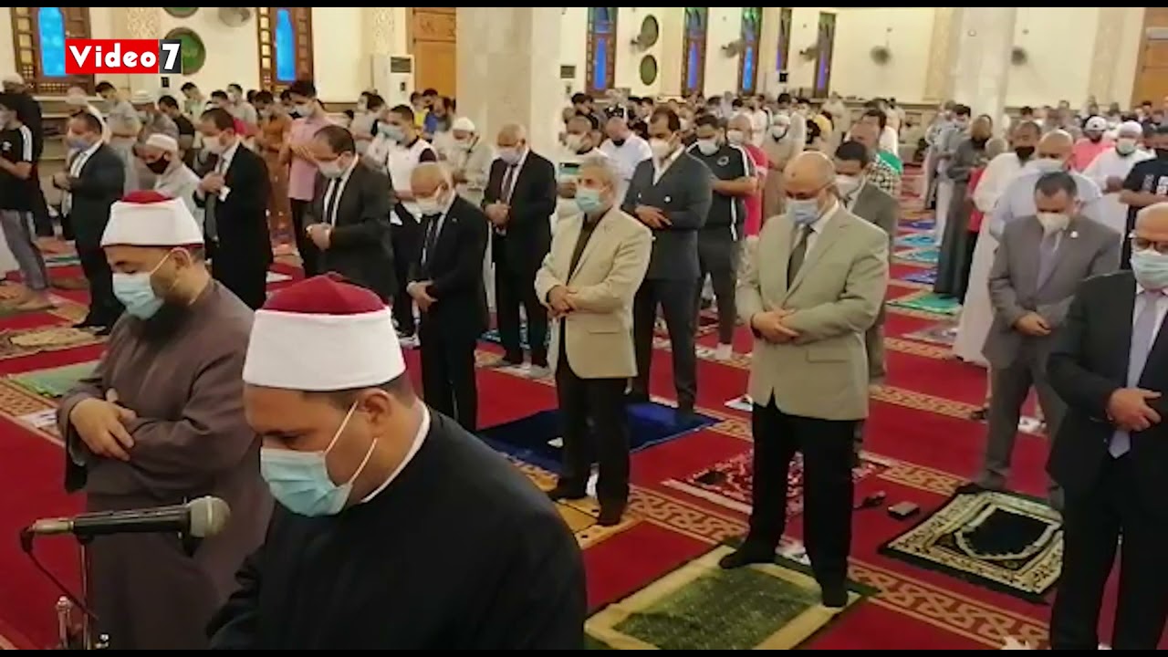 محافظ بورسعيد يؤدي صلاة العيد بمسجد أم القرى
