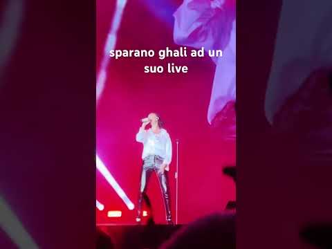 sparano ghali? #neiperte #rapitalia #live #rapitaliano #liveperformance #concert #concerto