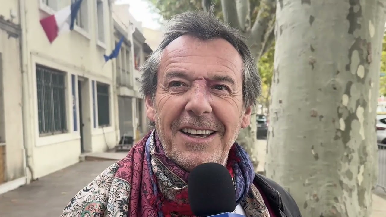 Jean-Luc Reichmann en tournage à Port-de-Bouc pour la saison 13 de Léo Mattéï