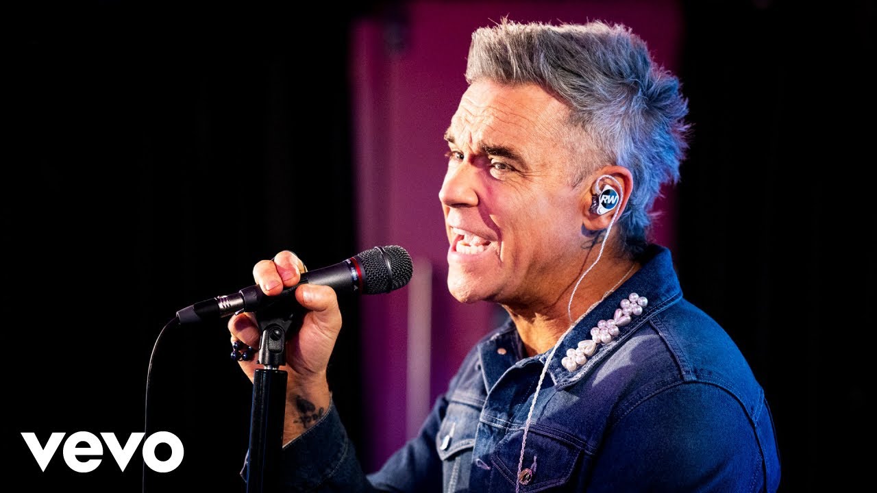 Robbie Williams Performs Wet Leg’s 'Chaise Longue' 🎤
