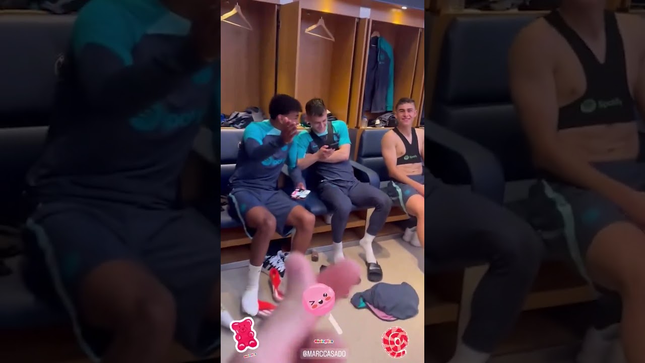 ¡Íñigo Martínez se burla de sus compañeros jóvenes en el vestuario! 😂