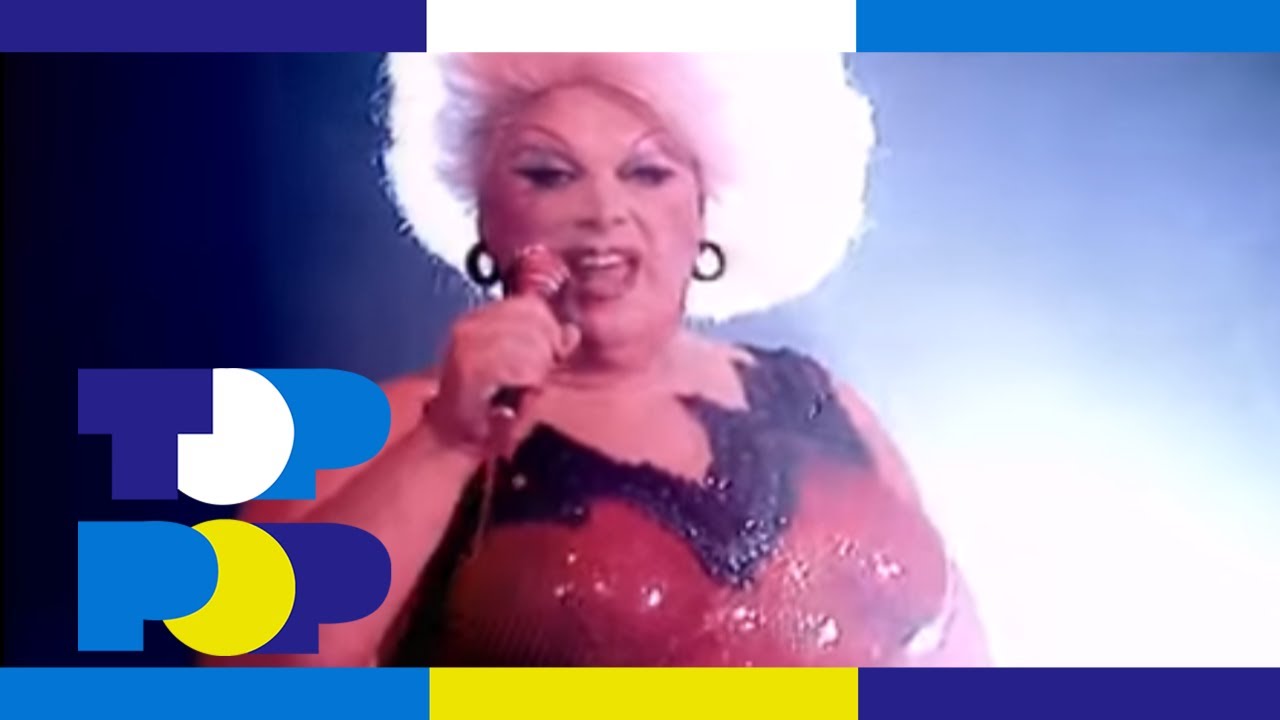 Divine's Iconic Performance in 'Shoot Your Shot' 🎤
