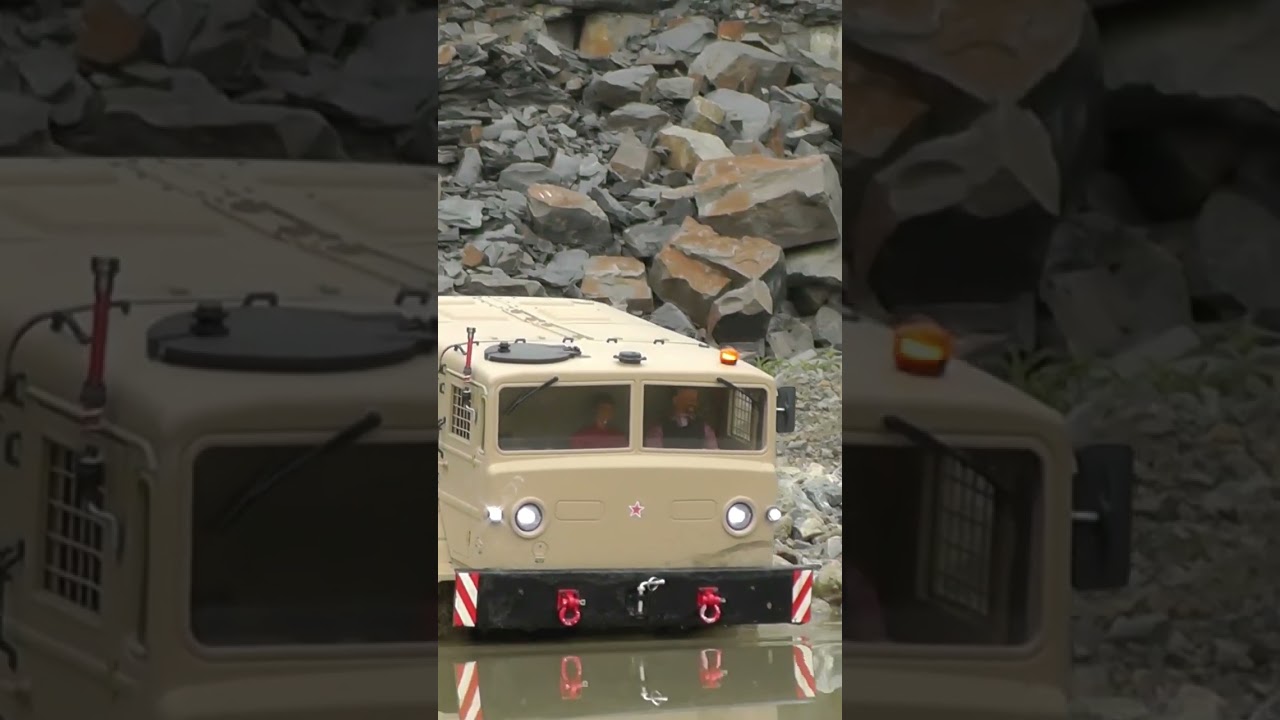 Russischer LKW MAZ 537 im Wasser π