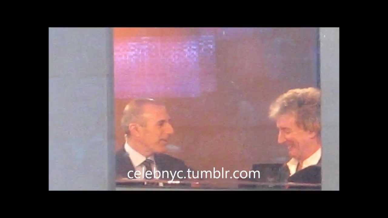 Rod Stewart to Perform 'Let It Snow' Live 🎶