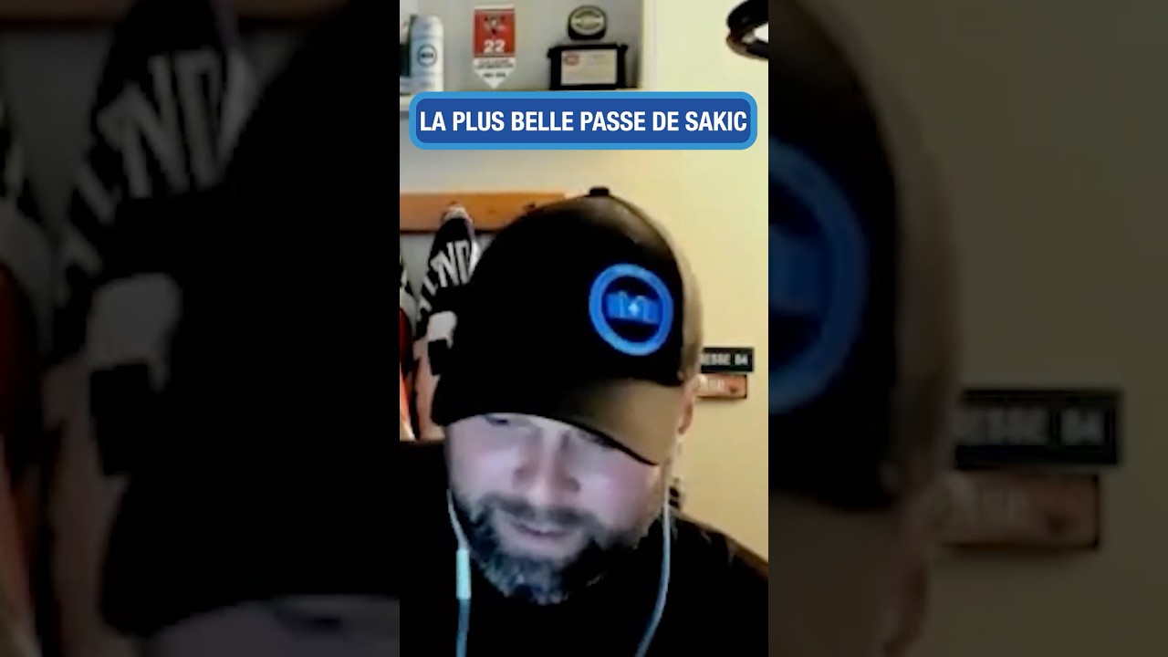 Joe Sakic remet la Coupe à Raymond Bourque en 2001 🏆