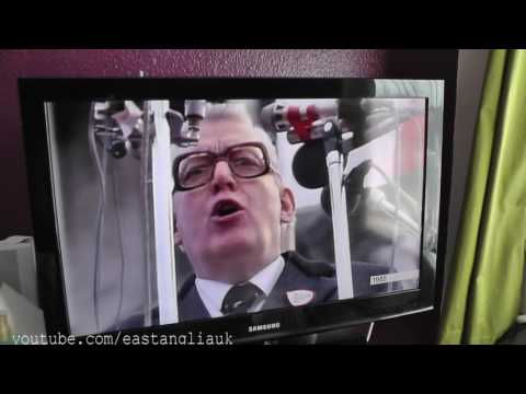 Look at a Samsung LE32D400 32 inch Widescreen HD Ready LCD TV with Freeview