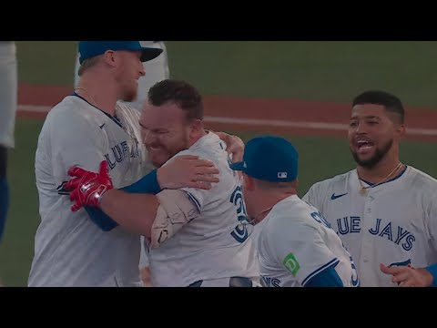 Alejandro Kirk Walks Off the Phillies with a Single!