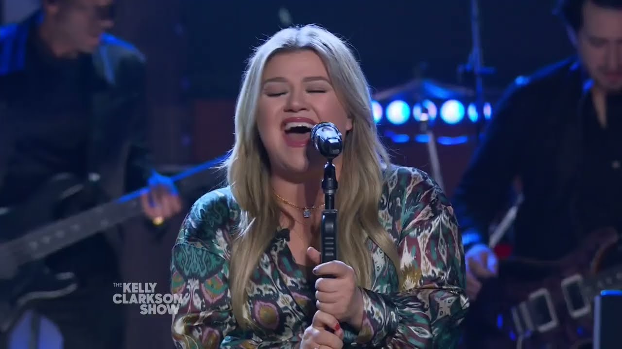 Kelly Clarkson Performs 'It's Raining Men' 🌧️