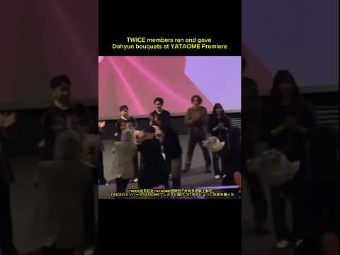 TWICE members ran and gave Dahyun bouquets atYATAOME Premiere #YouAreTheAppleOfMyEye#TWICE #family