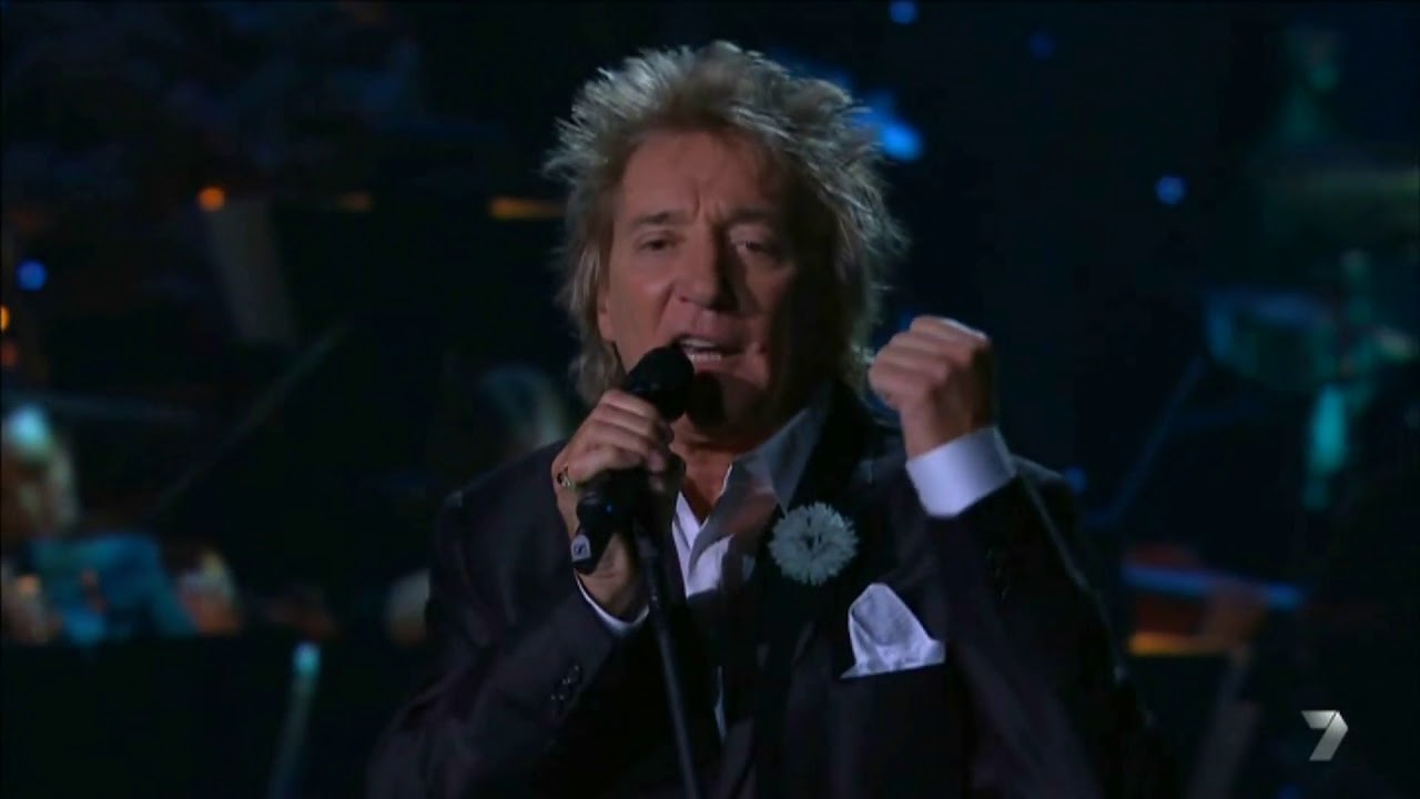 Rod Stewart Performs 'The Christmas Song' ๐