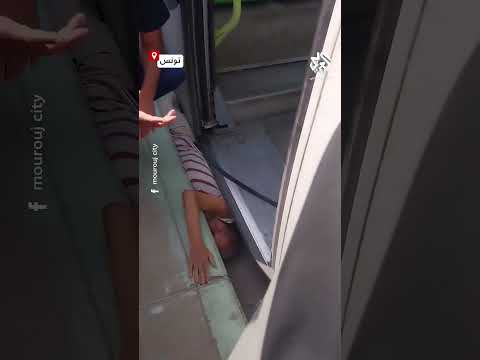 في مشهد صادم وأليم.. تونسي ينجو بأعجوبة عقب سقوطه وانحشاره بين الرصيف وعربة الميترو