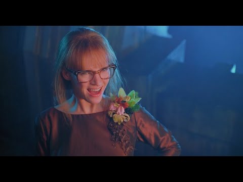 Poison Ivy Steals the Batsignal in Batman & Robin (1997) 4K HDR
