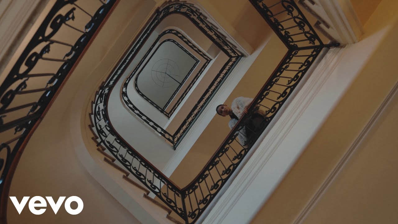 Guè - Le Tipe (Visual) 🎶 | Ascolta 'Tropico Del Capricorno' e Segui l'Artista