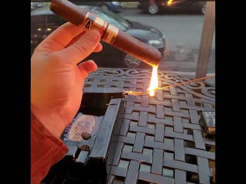 Chibrit din lemn de cedru pentru aprinderea trabucurilor de lux