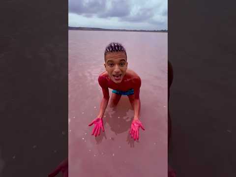 JE fais P I P I dans L'EAU VIOLETTE la RĂACTION est INCROYABLE ! đ±đ± #shorts #short