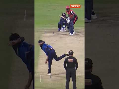 A brilliant delivery from Usman Tariq traps Powell 😱