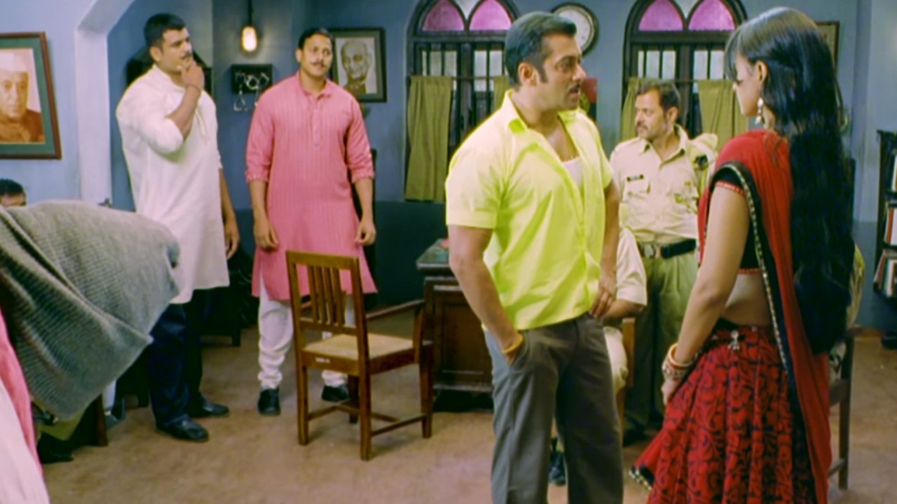 हंसाने वाले को मिलेगा हज़ार रुपये इनाम! 🚓 इंस्पेक्टर चुलबुल पांडे की कॉमेडी सीन - Dabangg