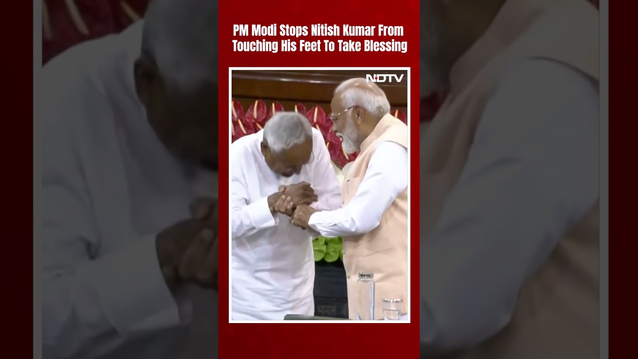 PM Modi Stops Nitish Kumar From Touching His Feet To Take Blessing