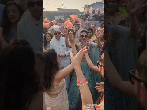 Priyanka Chopra DANCES to 'Desi Girl' while hubby Nick Jonas cheers for her at Siddharth's Baraat 🤩