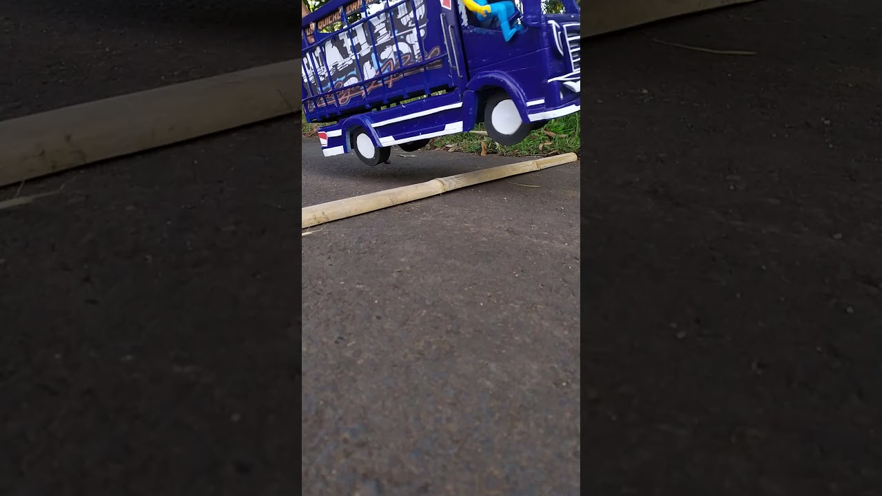 Miniatur Truk Oleng Terbang Saat Lewat Tanggul π