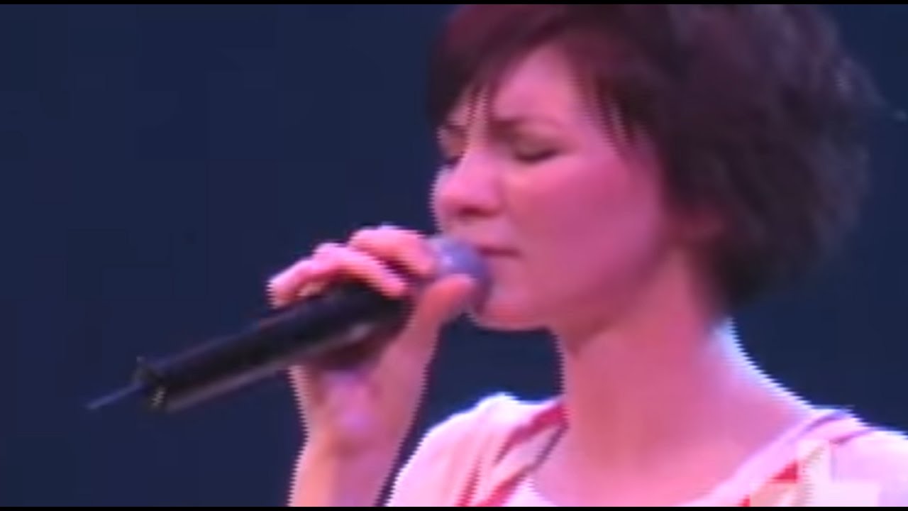 Kim Walker-Smith Performs 'How He Loves Us' 🎶