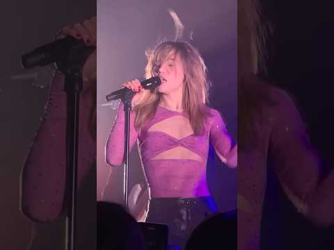 Suki Waterhouse 🌸🌷...#sukiwaterhouse #goodlooking #liveperformance #lyricsedits #musicedits #short