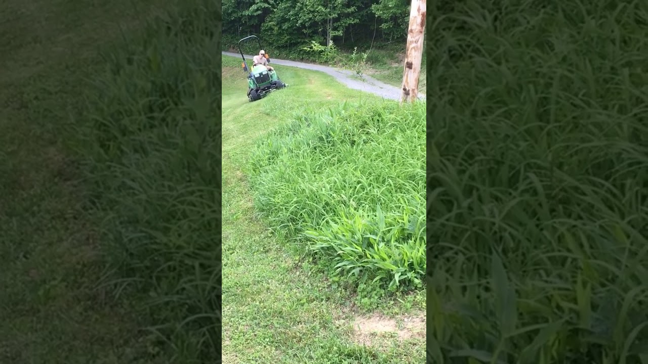 John Deere 1023E Mowing Steep Incline 🚜