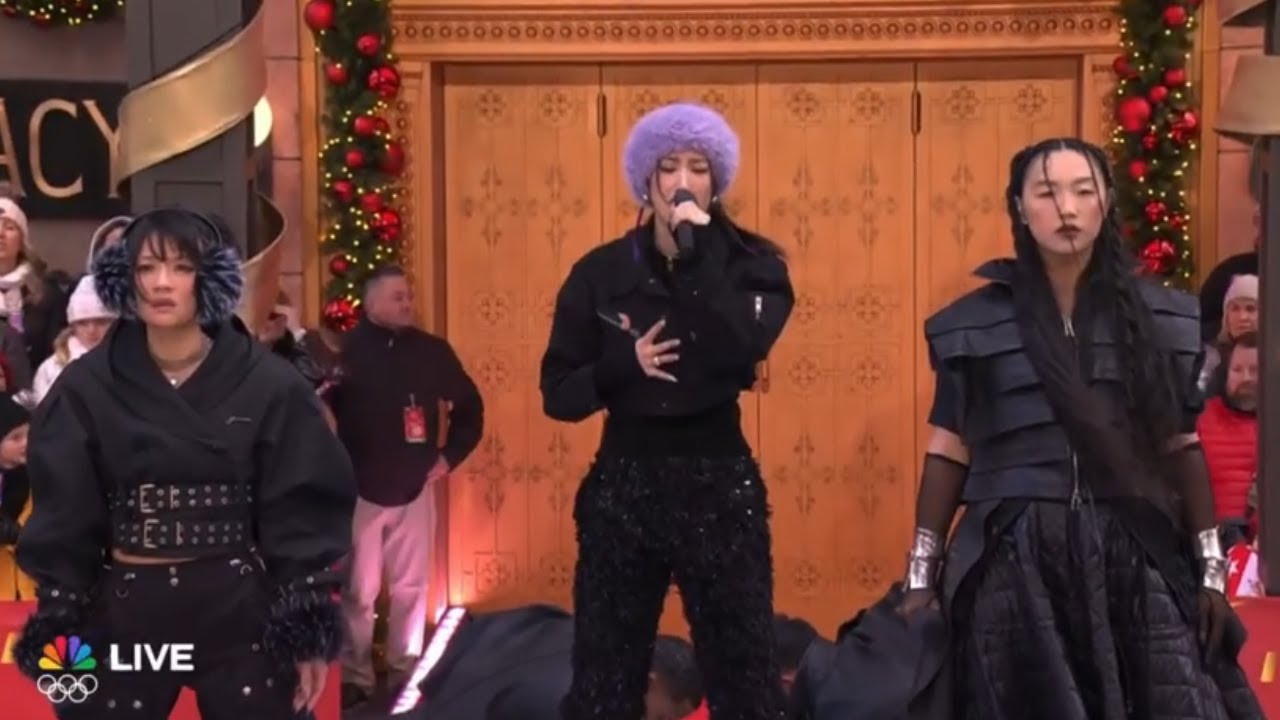 Huntr/x Shines at Macy's Thanksgiving Parade 🎉