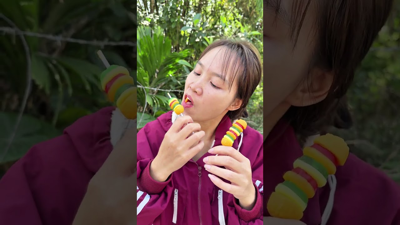 Girl Shares Favorite Food with Homeless Man ❤️