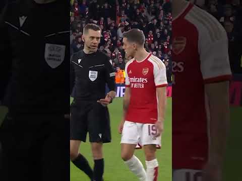 Why does the referee and Leandro Trossard look so alike? 🔍🤨