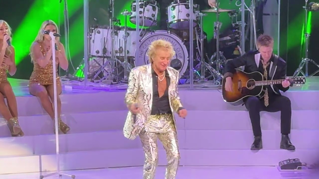 Rod Stewart Stops Show to Scold Security in Mansfield 🎤