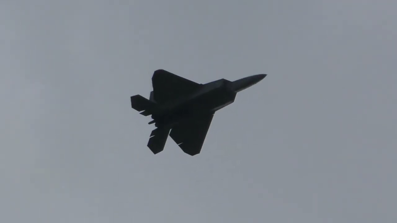INSANE F-22 RAPTOR POST STALL MANEUVER -- HAMPTON ROADS AIR SHOW