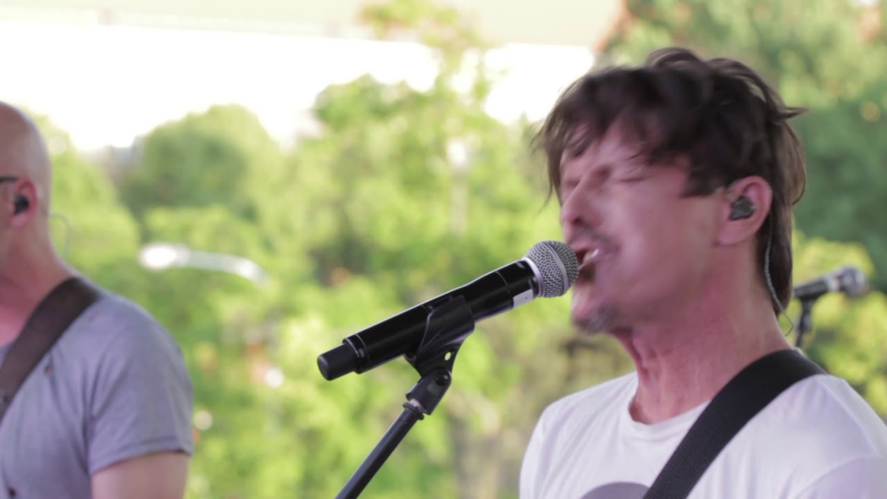 Chinaski naživo představují album 'Není nám do pláče' na Střeše Rádia Impuls 🎶 (31. 5. 2017)